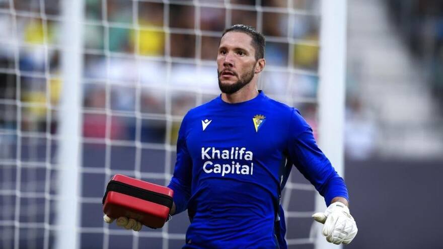 Arquero del Cádiz salva a hincha tras infartarse en partido contra Barcelona