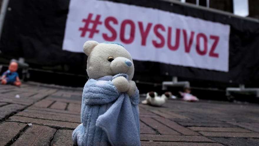 Mujer fue arrestada luego de quemarle la cara con una cucharilla caliente a su hijo de cuatro años