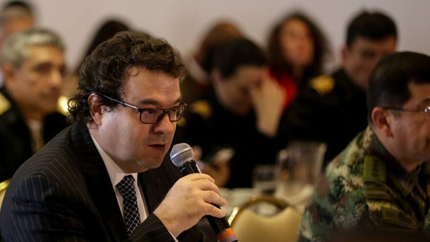 Defensoría considera inconstitucional referendo sobre adopción