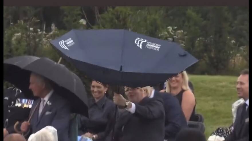 Boris Johnson protagonizó una fuerte 'pelea' con su paraguas junto al príncipe Carlos