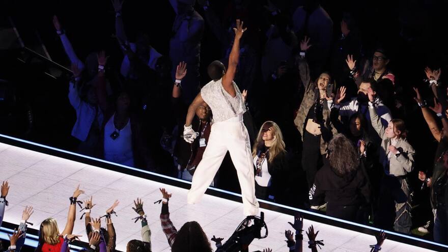 Usher homenajeó a Michael Jackson durante su espectáculo en el Super Bowl