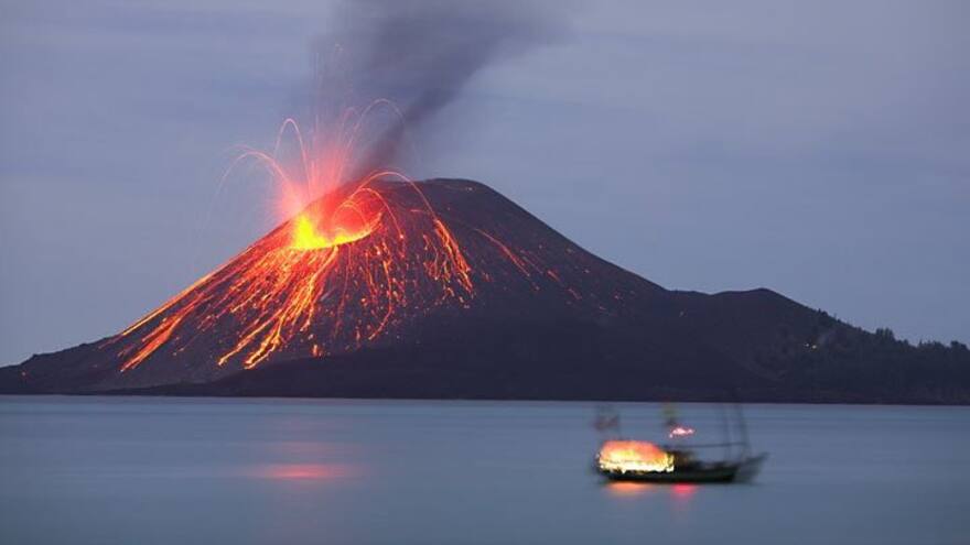 La furia del Anak Krakatoa, el volcán que habría causado la tragedia en Indonesia