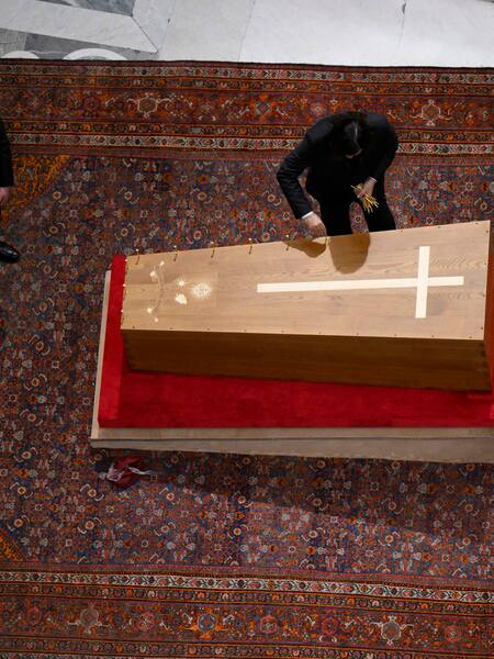 Cierran el féretro del papa Francisco en la Basílica de San Pedro