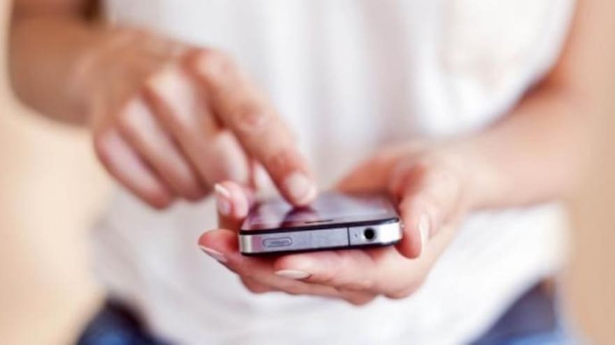 Expertos señalan que uso del celular en el baño puede afectar la salud