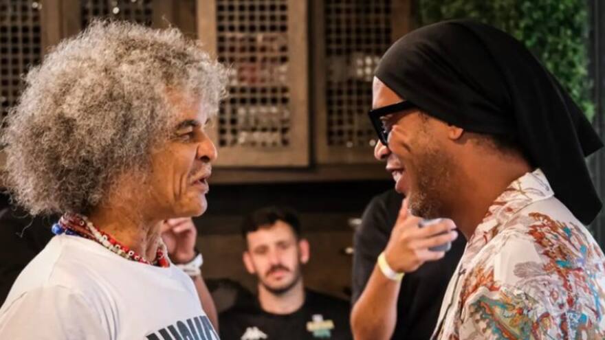 ‘El Pibe’ y Ronaldinho se encuentran en Orlando y se saludan con admiración