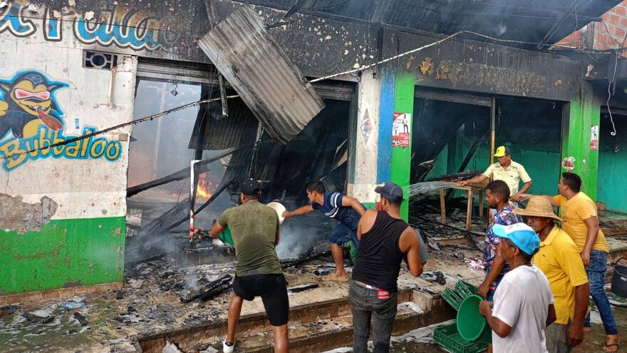 Voraz incendio consumió seis locales comerciales en la Mojana