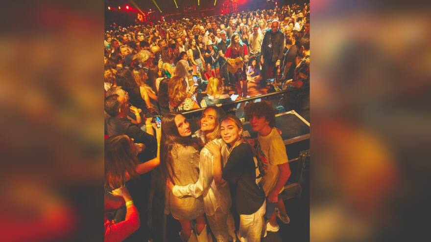 Juanes le canta a su familia en medio de un concierto en su gira por Europa