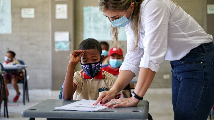 296 estudiantes de Calamar llevan tres meses en clases presenciales