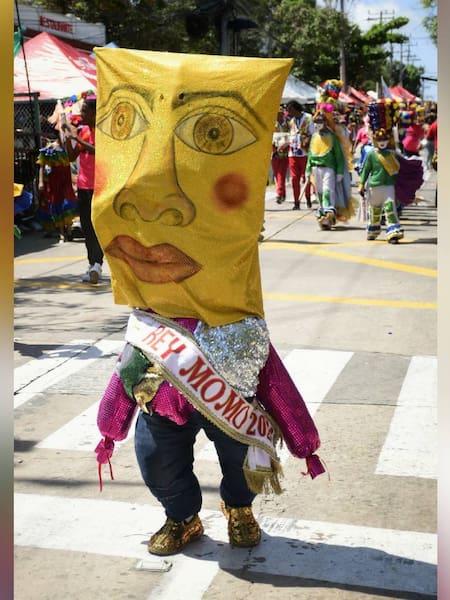 Adolfo Maury se camufla de enanito y sorprende en el Desfile de los Niños