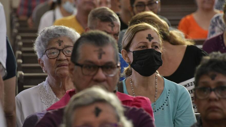 Miércoles de ceniza: ¿cómo se elabora la ceniza que le ponen en la frente?