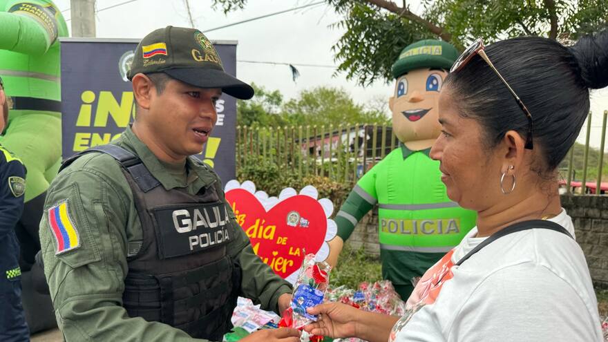 Con rosas y un desayuno, Policía del Atlántico conmemoró el Día de la Mujer