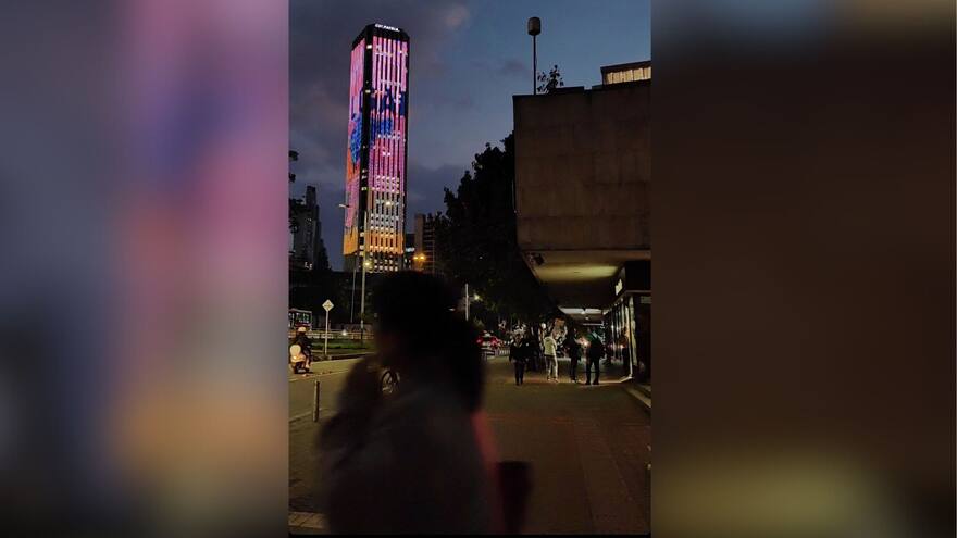 La Torre Colpatria se ilumina en homenaje a Gabo