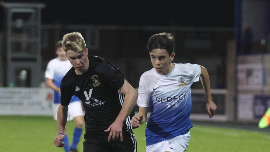 Christopher Atherton debutó en el fútbol de Irlando del Norte con 13 años, el más joven del Reino Unido