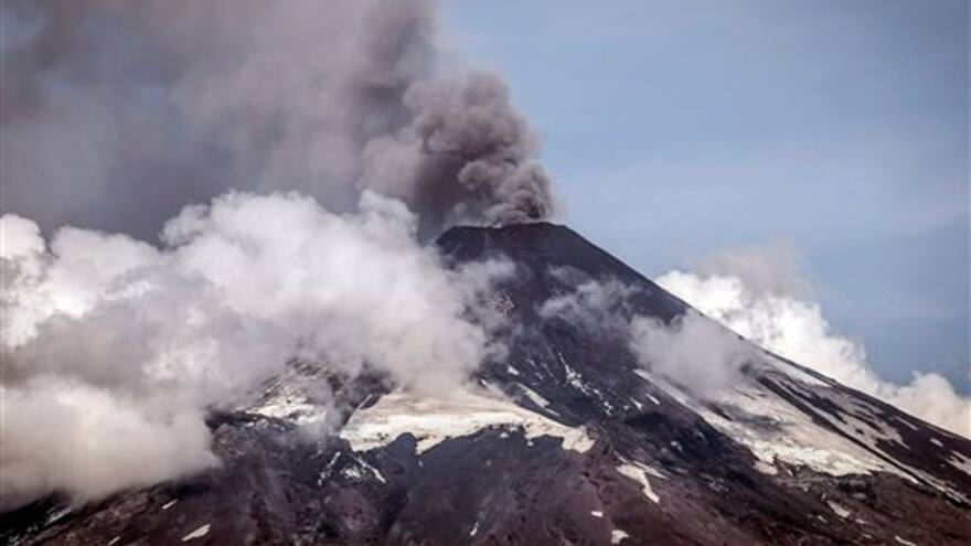 Mantienen la alerta 'naranja' sobre el volcán chileno Villarica