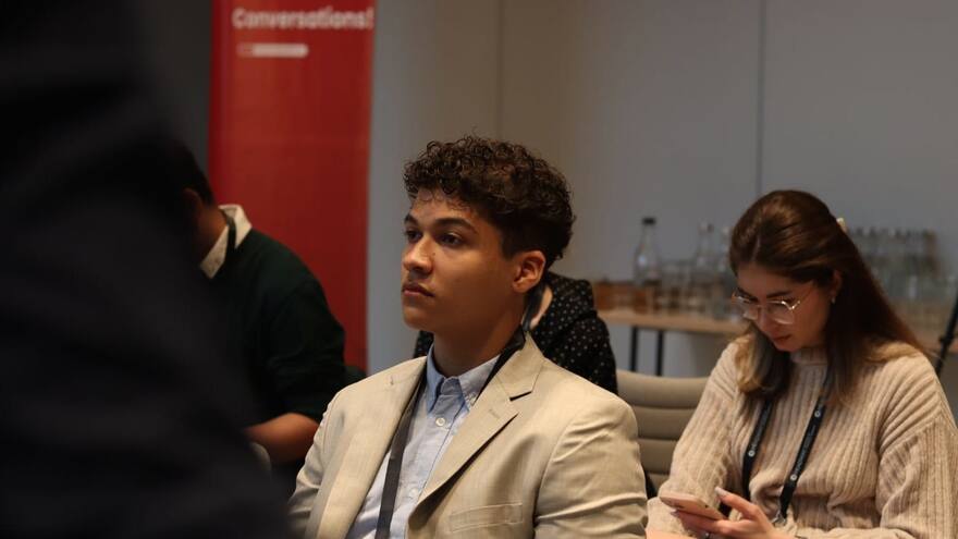 Del conflicto al campus: joven lucha por obtener visa americana