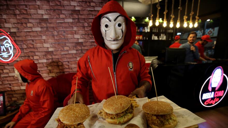 La Casa de Papel: restaurante café se inspiró en la famosa serie de Netflix y sus mesesros atienden con supuestas armas
