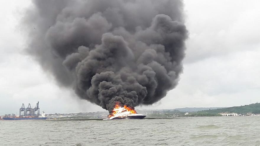 En video | Incendio en yate causa pánico en Punta Arena