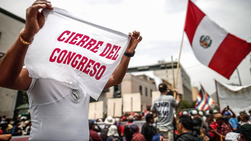 Renuncian miembros del gabinete de Castillo tras disolución del Congreso