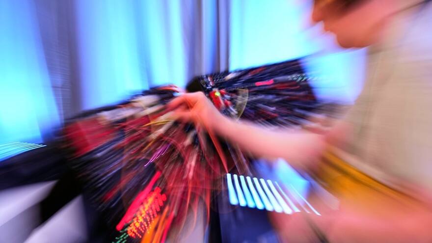 Las disqueras Sony, Universal y Warner demandan a generadoras de Inteligencia Artificial