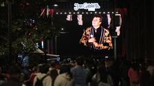Miles de mexicanos llenan el Zócalo para recordar a Juan Gabriel y su mítico concierto
