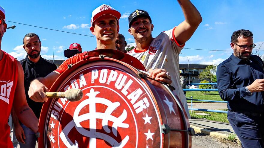 A Rafael Santos Borré lo recibieron con bombos y platillos en el Internacional de Porto Alegre