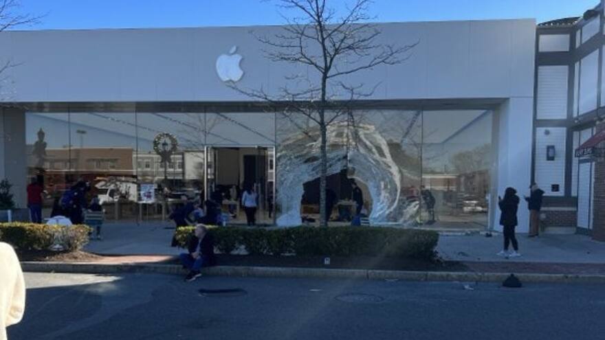 Choque de un carro contra tienda de Apple en EE. UU. deja al menos un muerto y varios heridos