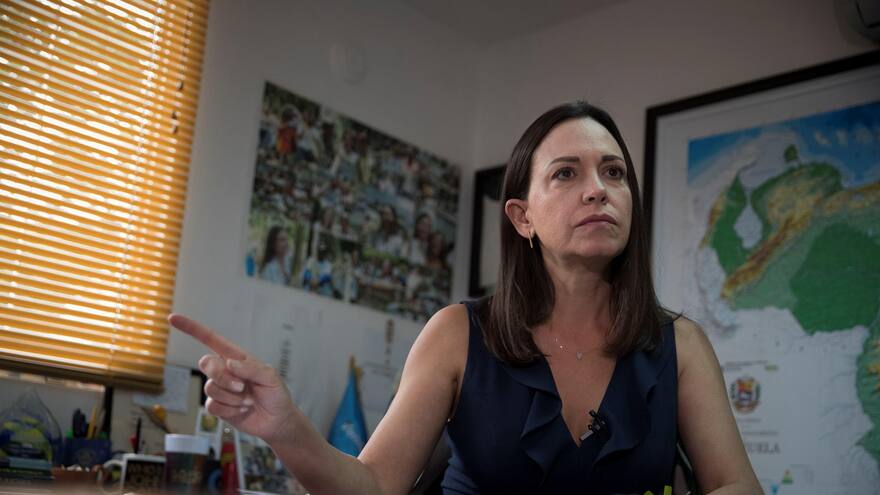 María Corina Machado, candidata presidencial de Venezuela, dice que su inhabilitación es un acto de 'delincuencia'