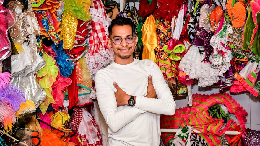 Francisco Martínez, diseñador de modas, el maestro detrás de los vestidos del Carnaval de Barranquilla