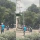 Video: conductor de bus en Barranquilla carga a un adulto mayor para ayudarlo a cruzar la vía