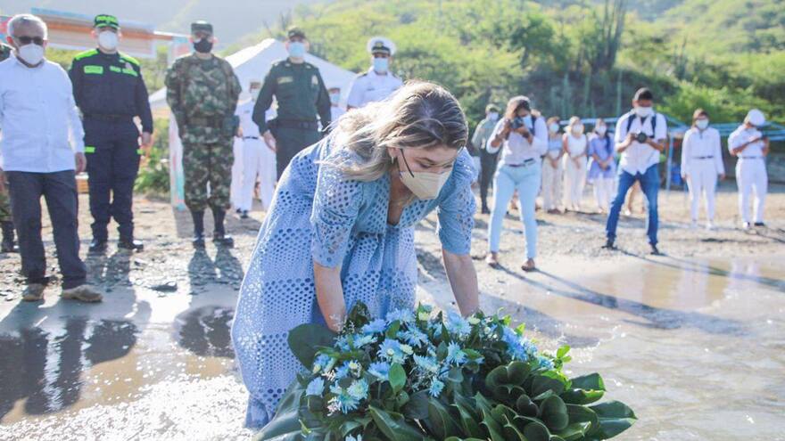 Con ofrenda en el mar le rindieron homenaje a Santa Marta en su día