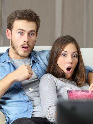 Doomscrolling: cuando las malas noticias afectan tu relación de pareja