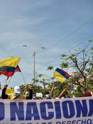 Dos olas amenazan destruir al país