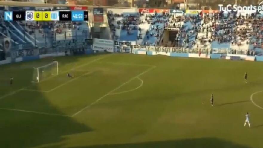 Así fue el golazo desde mitad de cancha en partido entre Racing de Córdoba y Gimnasia de Jujuyy, en Argentina