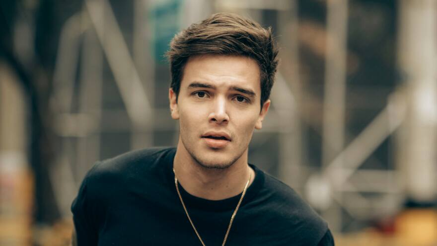 Alejandro Santamaría presenta cover de ‘No creo en el jamás’