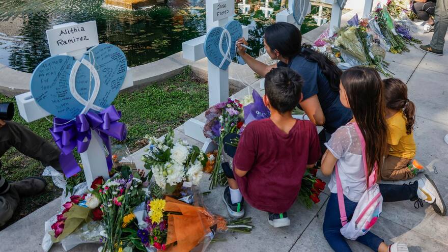 Niña finge su muerte durante tiroteo en Texas tras untarse con sangre de un compañero