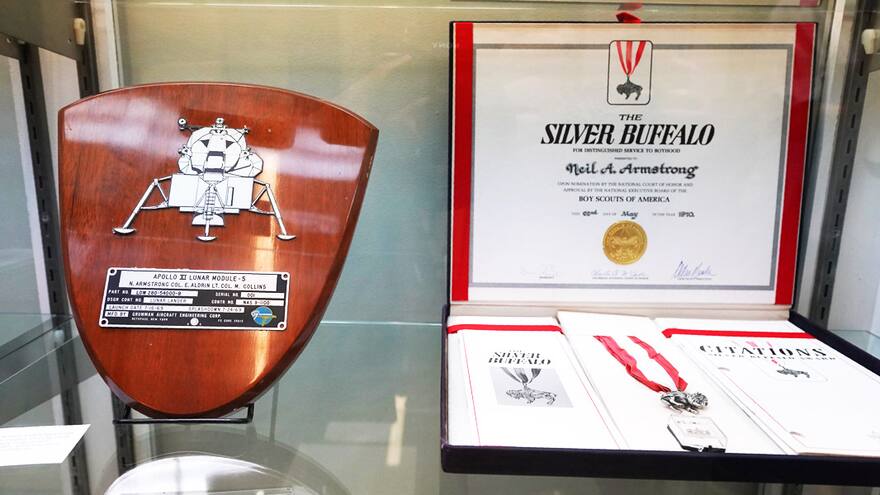 Rematan placa de recuerdo de la misión Apolo 11 que llegó a la Luna