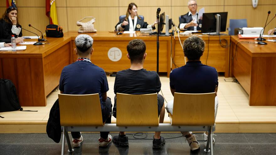 Condenados a 8 meses de cárcel tres hinchas por insultos racistas a Vinícius