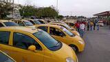 Taxistas recorren vías de Barranquilla marchando contra apps de transporte