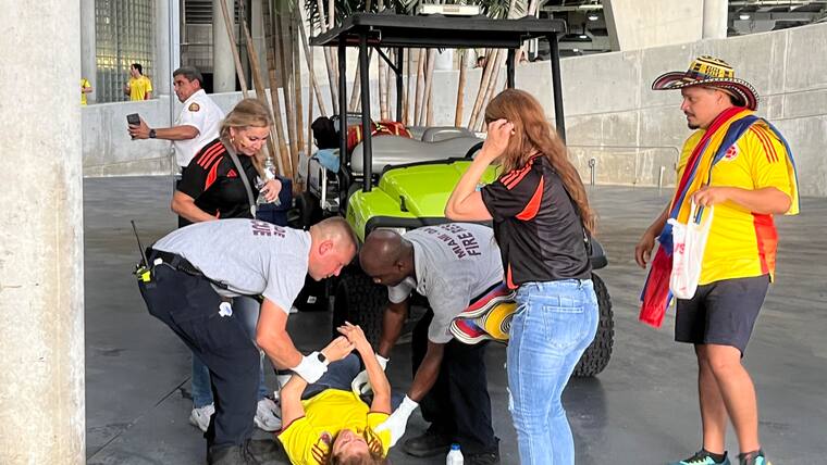Policías retoman control y detienen a fanáticos que ingresaron sin entradas al estadio