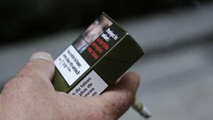 Amputado tras un tiroteo, se encuentra la foto de su pierna en paquetes de cigarrillos