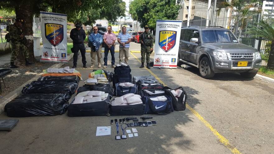 Capturan a 3 agentes de la UNP que transportaban 374 kilos de marihuana en camioneta oficial