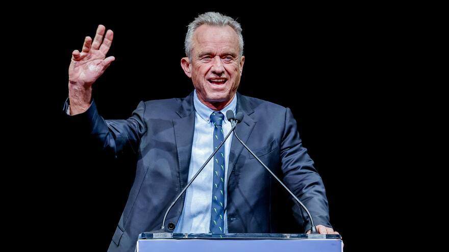 Robert F. Kennedy Jr suspende su campaña a la presidencia de EEUU y apoya a Donald Trump