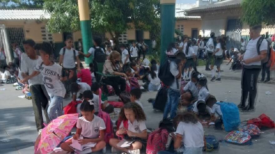 En el barrio El Pueblo niños reciben clases en el suelo