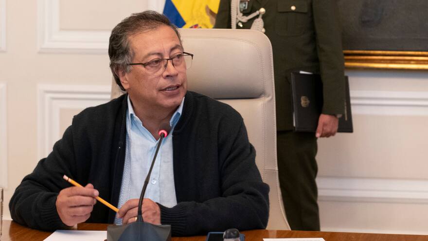 Petro pedirá a Superintendencias investigar por qué no llega el combustible