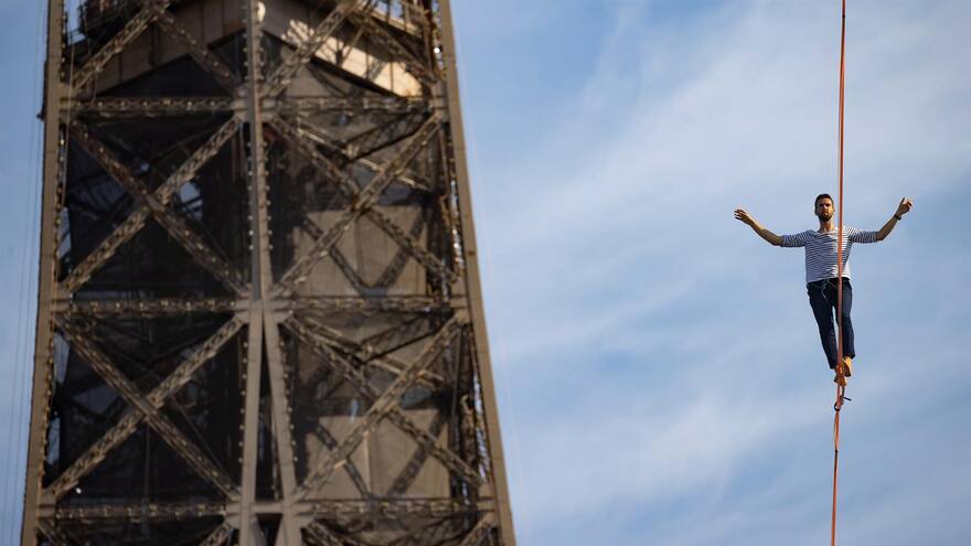 Desde la Torre Eiffel, equilibrista francés recorre 670 metros sobre el vacío