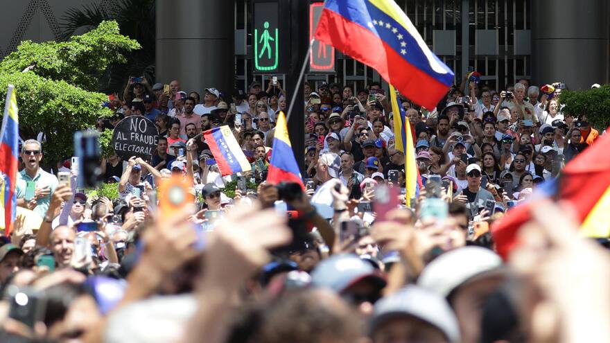 Vinculados con violencia fueron 'entrenados' en EE. UU. , Colombia, Perú y Chile, dice Maduro