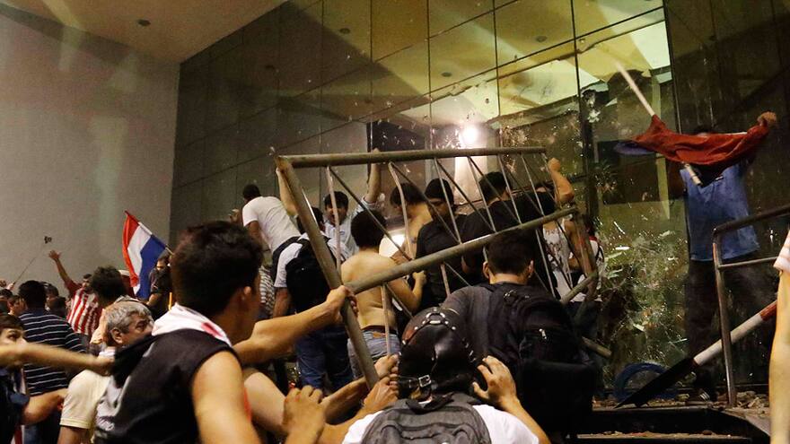 Manifestantes ocupan violentamente sede del Congreso de Paraguay