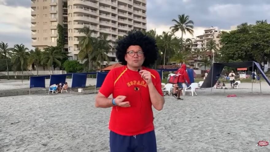 Daniel Samper grabó su Notidanny en playa de Santa Marta y no le bajaron los insultos para que se fuera