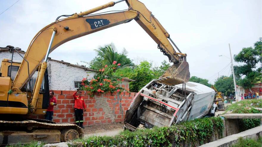 Camión compactador de Triple A tiene más de 24 horas de estar atascado