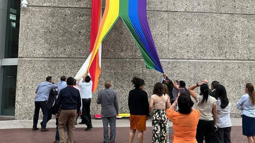 Polémica en México: Trabajadores de una empresa rompieron bandera LGBTIQ+ colgada en el edificio